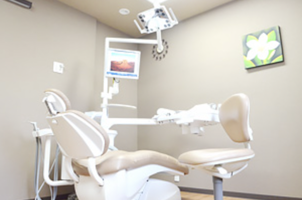 ①クリニック外観②待合室③診療チェア