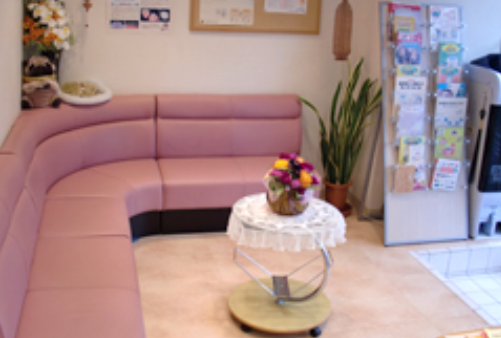 ①クリニック外観　②待合室　③診療室