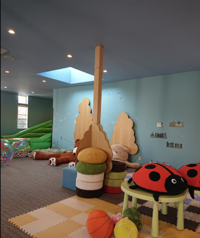 ①クリニック外観　②受付　③広大なキッズスペース