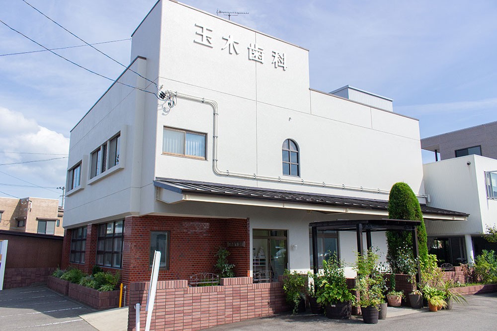 ①外観②受付③診療室