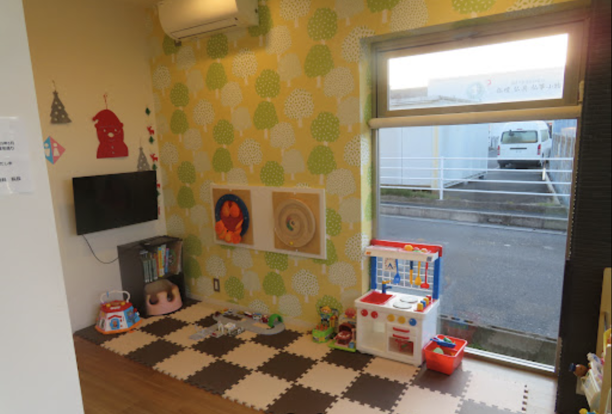 ①クリニック外観　②待合室　③キッズスペース