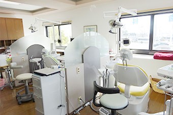 診察室ではそれぞれチェアーに仕切りがございます