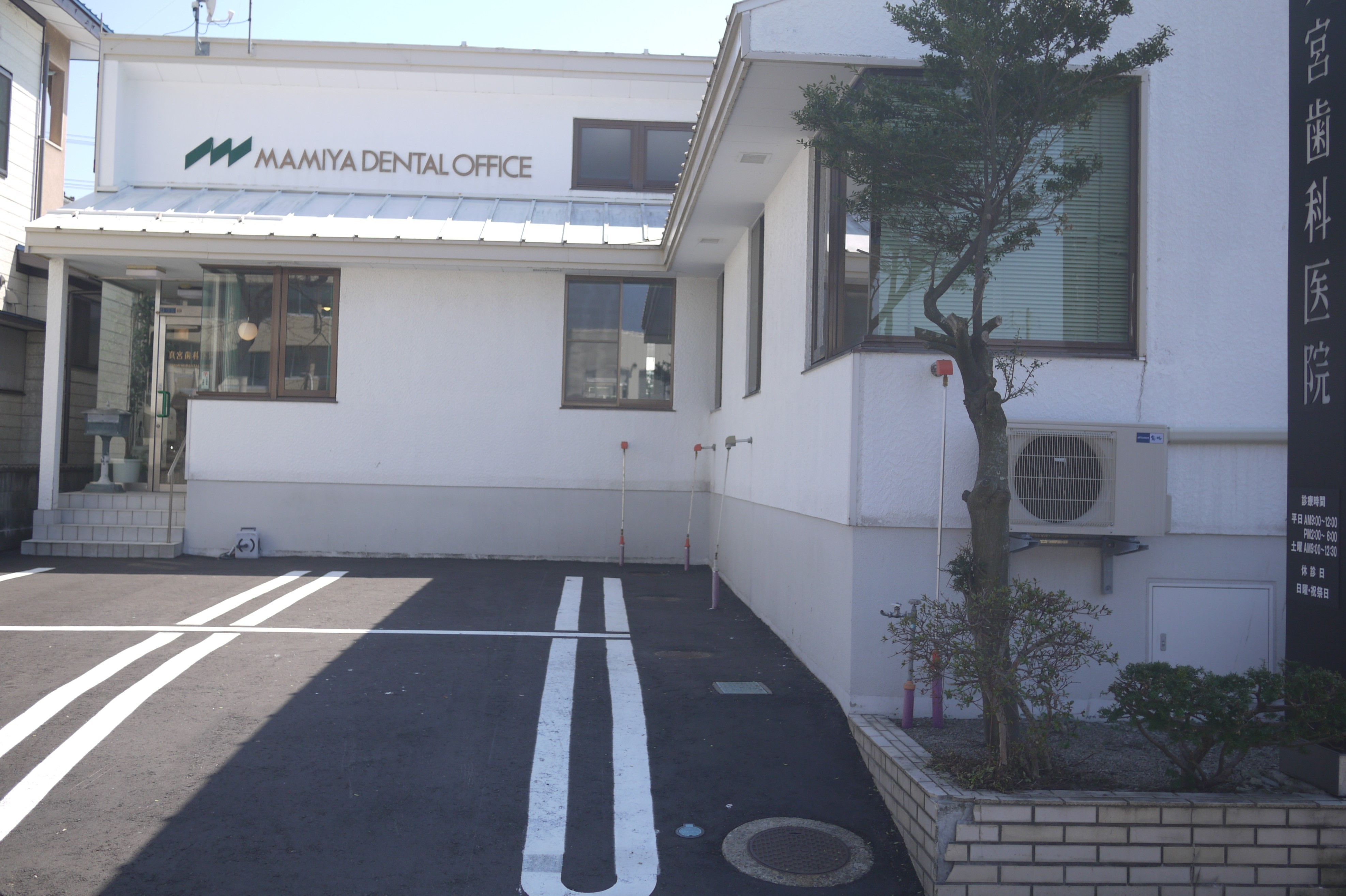 医院の前に駐車場がございます