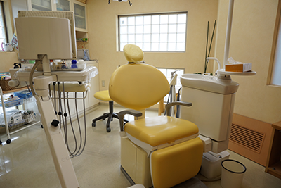 ①クリニック外観②受付③診療スペース