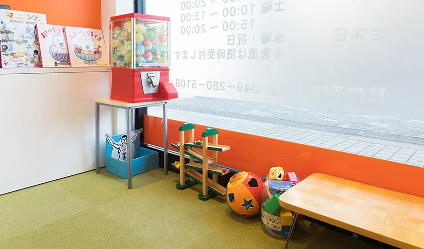 ①診療室 ②キッズスペース ③受付