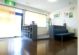 ①受付②診療台③待合室