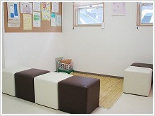 ①医院外観②キッズスペース③診療室