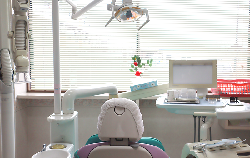①クリニック外観　②歯科用機器　③診療室