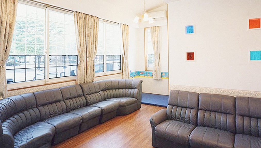 ゆったりとした落ち着ける待合室です