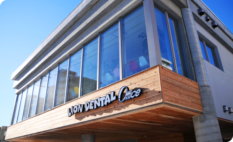【学園前駅4番出口より徒歩5分】【駐車場完備】生活スタイルやお口の状況に応じた治療を提供するライオン小児矯正歯科クリニック