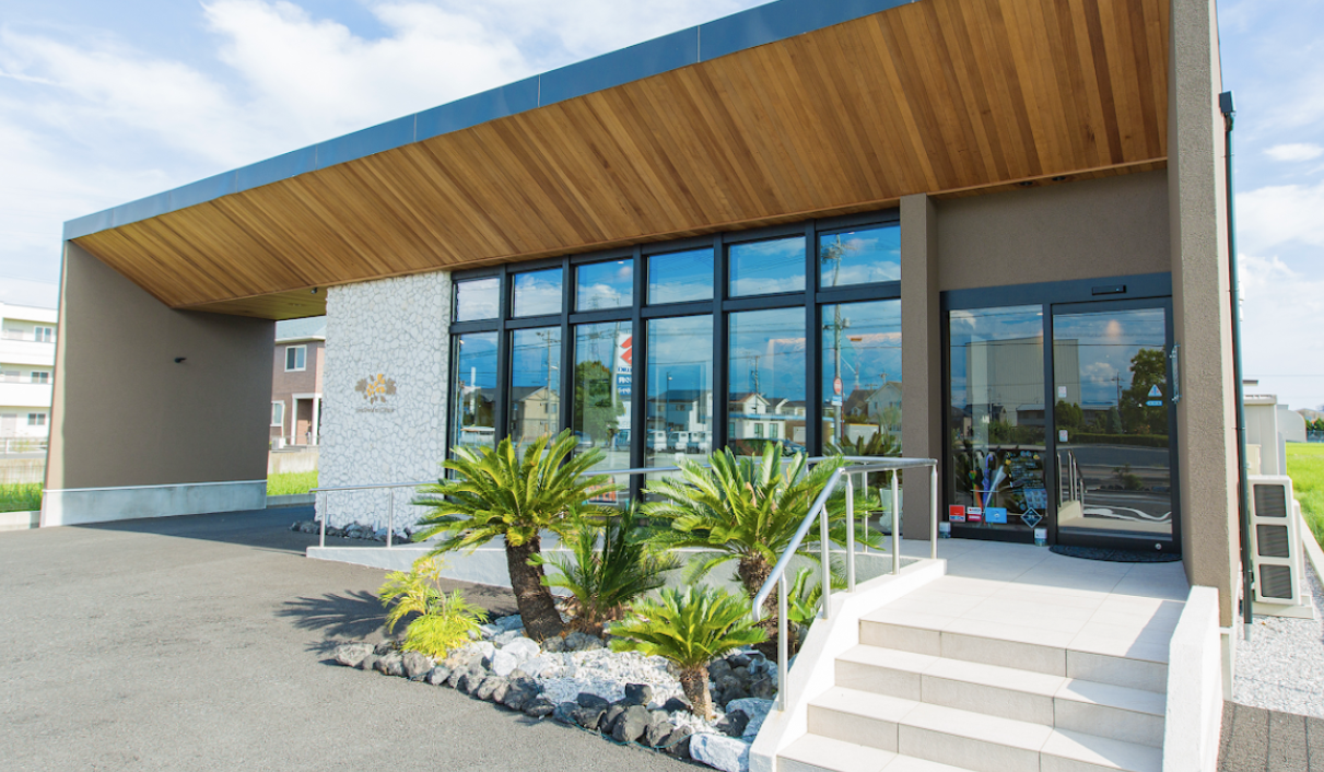 ①クリニック外観　②受付・待合室　③キッズスペース