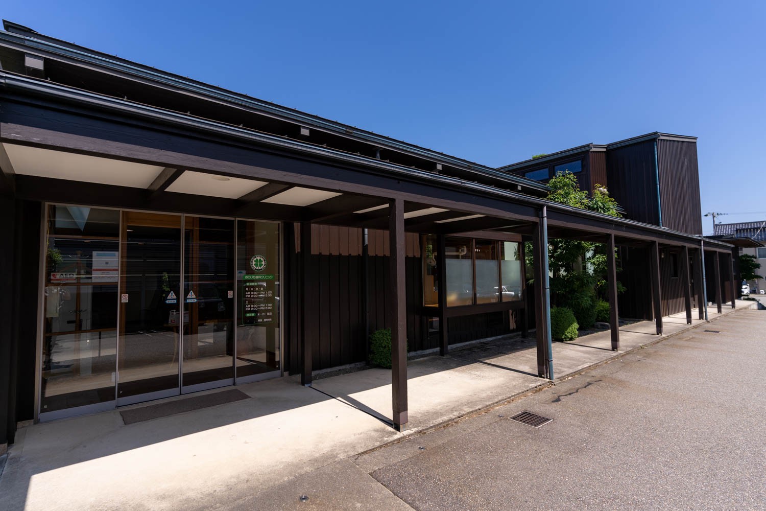 旧家の日本庭園を生かした建築となっています
