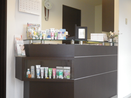 ①クリニック外観②受付③診療チェア