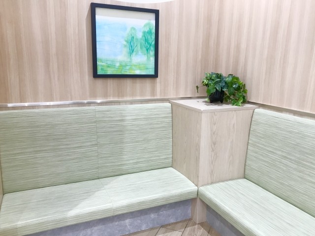 ①クリニック外観②受付③待合室　※画像はイメージです。
