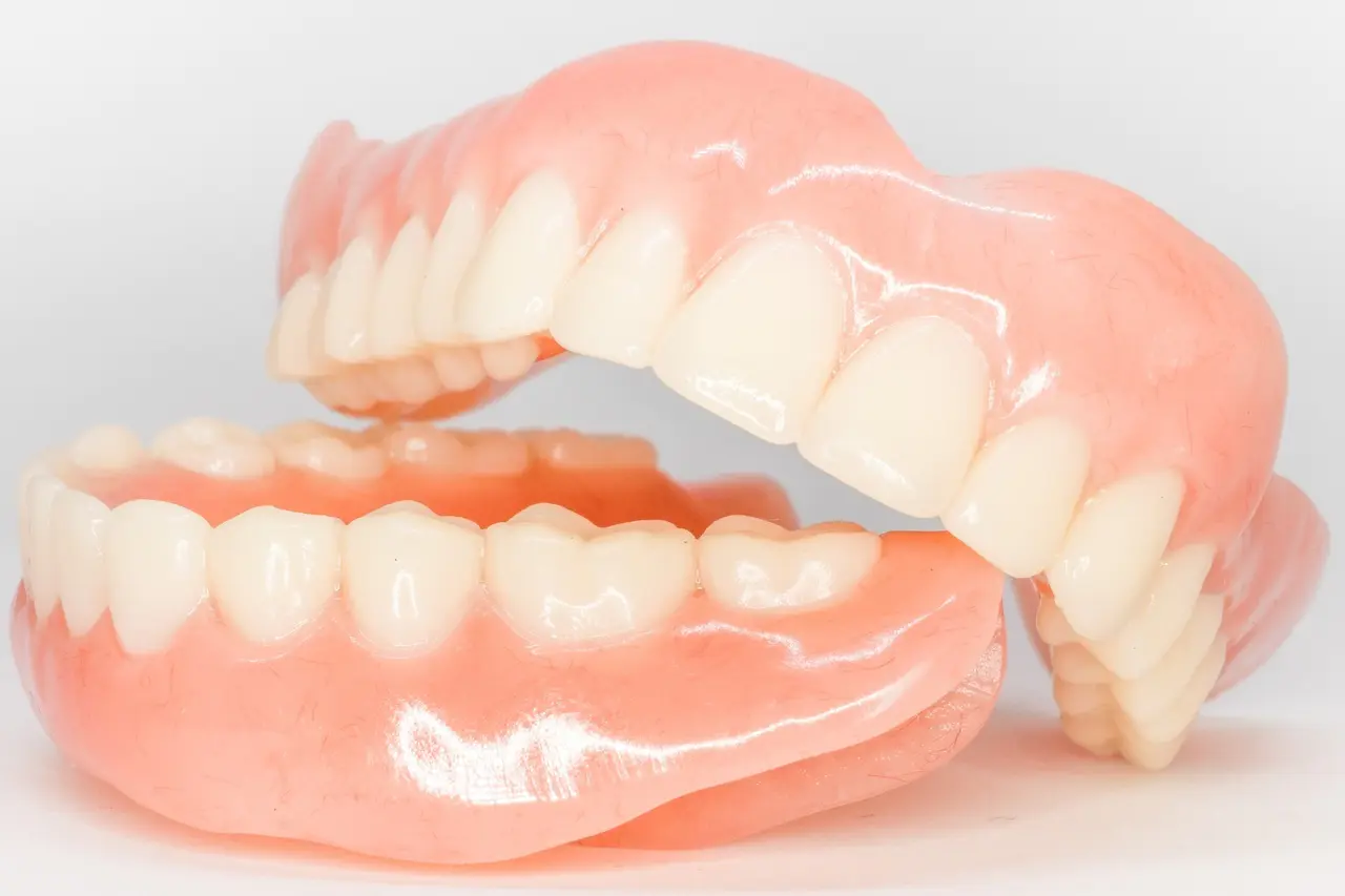 お口に合う入れ歯の形態を丁寧に調整しています