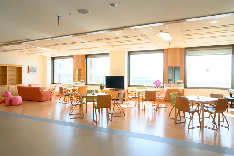 ①外観 ②談話室 ③歯科スタッフ