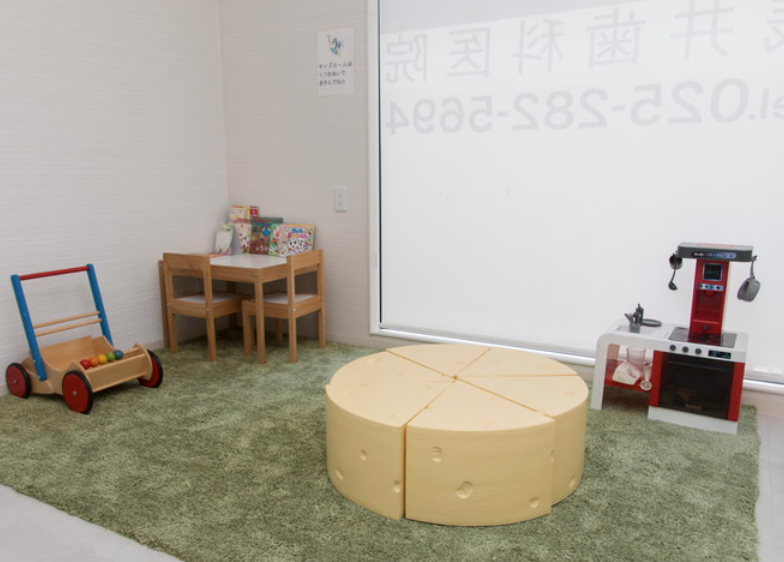 ①クリニック外観　②受付・待合室　③キッズスペース