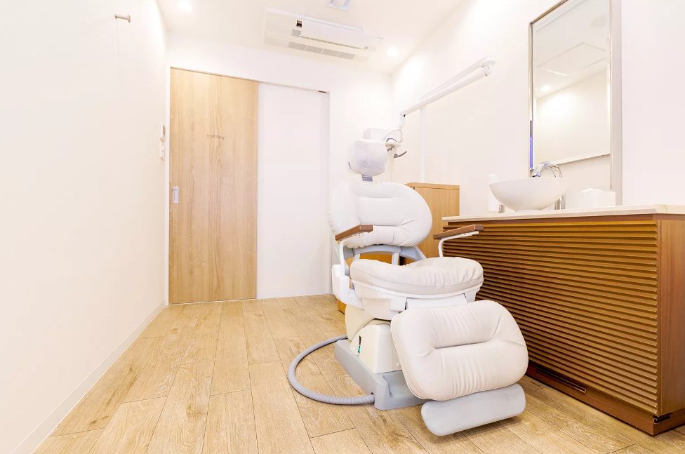 ①ホワイトエッセンス成城クリニックはホワイトエッセンス加盟院です②受付③完全個室の診療室