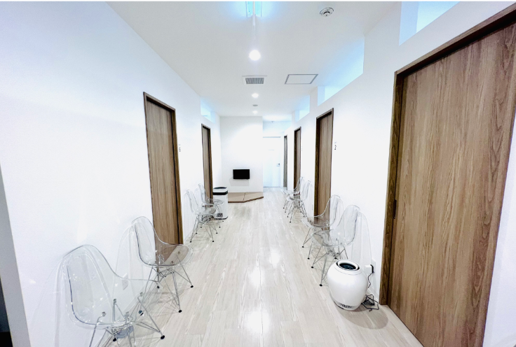 ①受付②待合室③診療室