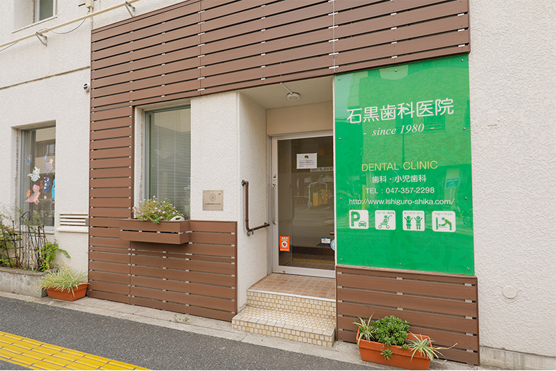 ①外観②入り口③キッズスペース