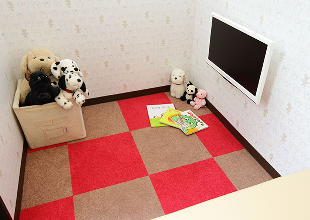 ①クリニック外観　②受付・待合室　③キッズルーム