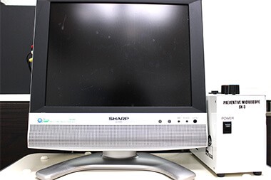 位相差顕微鏡というお口の中にいる細菌をモニターに鮮明に映し出す顕微鏡です