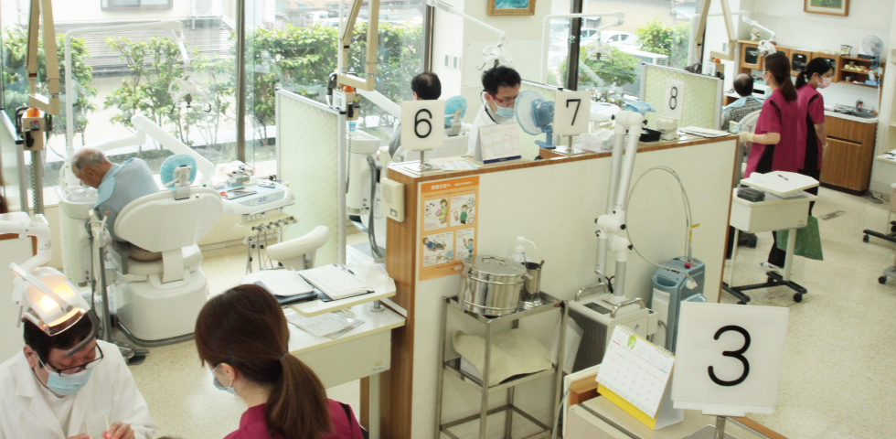 ①医院外観②エレベーター③診療室