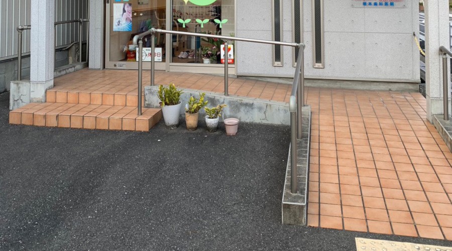 【河内永和駅 出入口2 徒歩6分・駐車場完備】一般歯科から口腔外科まで幅広く対応する塚本歯科医院