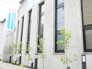 ①クリニック外観②受付③診療チェア