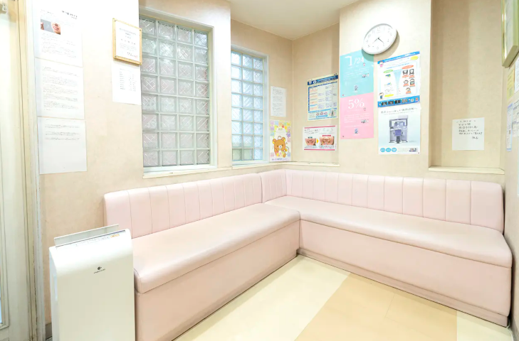 ①外観②待合室③診療室