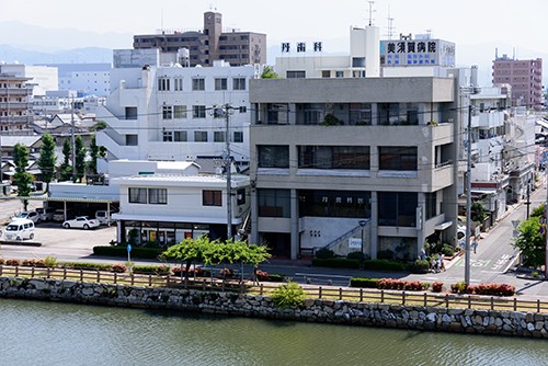 ①医院外観②受付③待合室