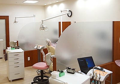 ①外観②待合室③診療室