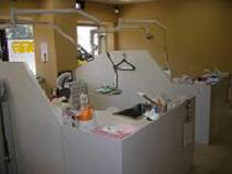 ①駐車場②待合室③診療室