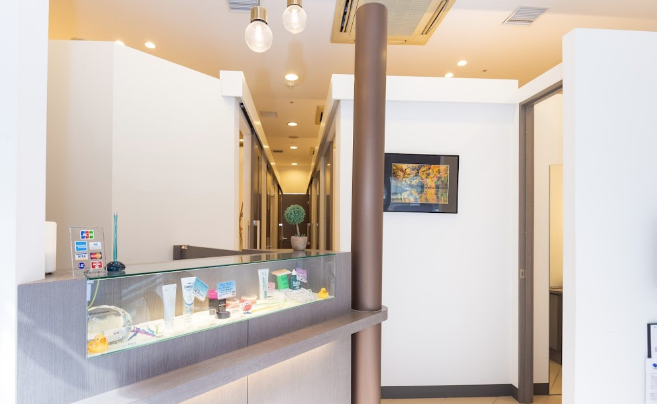 ①クリニック外観　②受付　③診察室