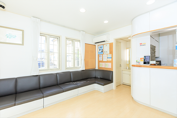 【神木 バス停 徒歩2分】開院から50年以上、地域に根差し精密治療を行う岡本歯科医院