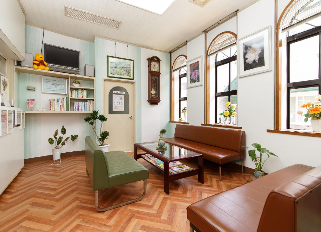 ①クリニック外観　②受付・待合室　③診療室
