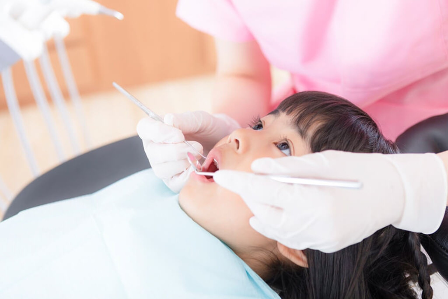 保護者と一緒にリラックスして治療を受けられる環境が整っています。