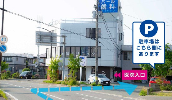 院の奥側に駐車場がございます