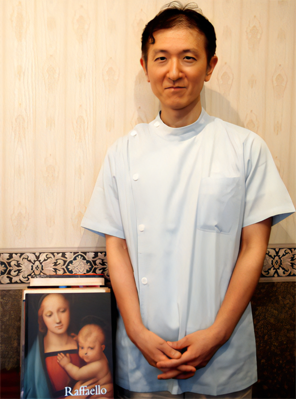 院長の崎間　徹