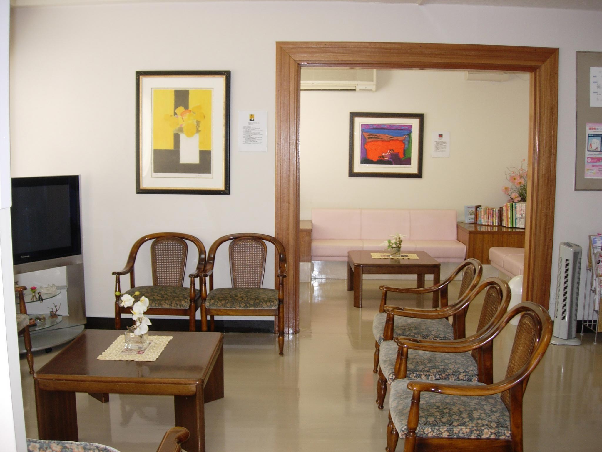 ①医院外観 ②エントランス ③待合室