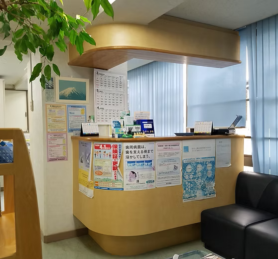 ①クリニック外観②受付③入口