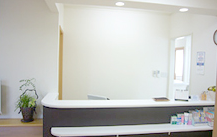 ①医院外観②受付③スロープ完備