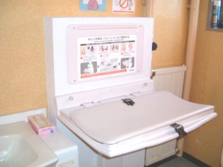 おむつ替えベッドがご利用いただけます