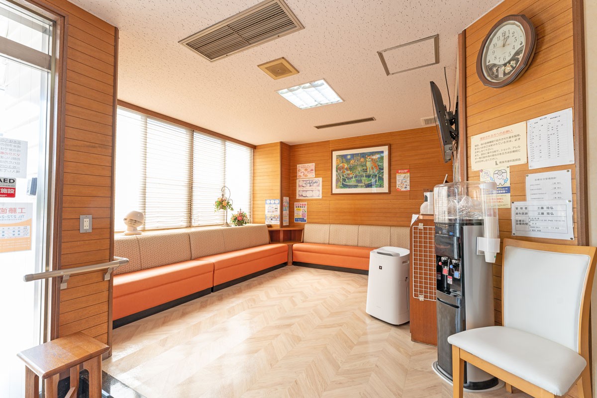 ①診療風景 ②医院外観 ③待合室