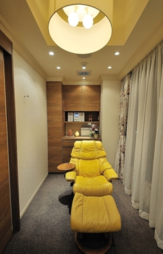 ①完全個室診療室②待合スペース③リフレクソロジースペース