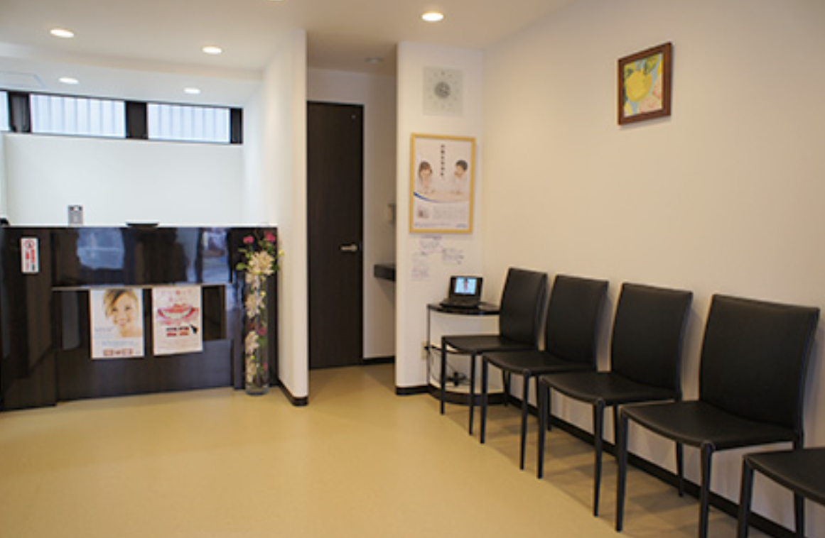 ①クリニック外観②待合室③キッズスペース