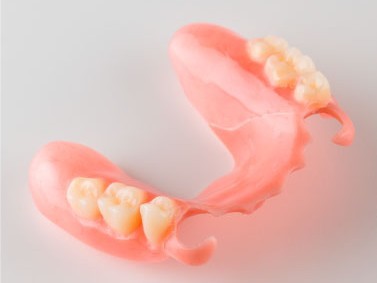 ノンクラスプデンチャーの最大の特徴は、素材の柔軟性と自然な見た目にあります