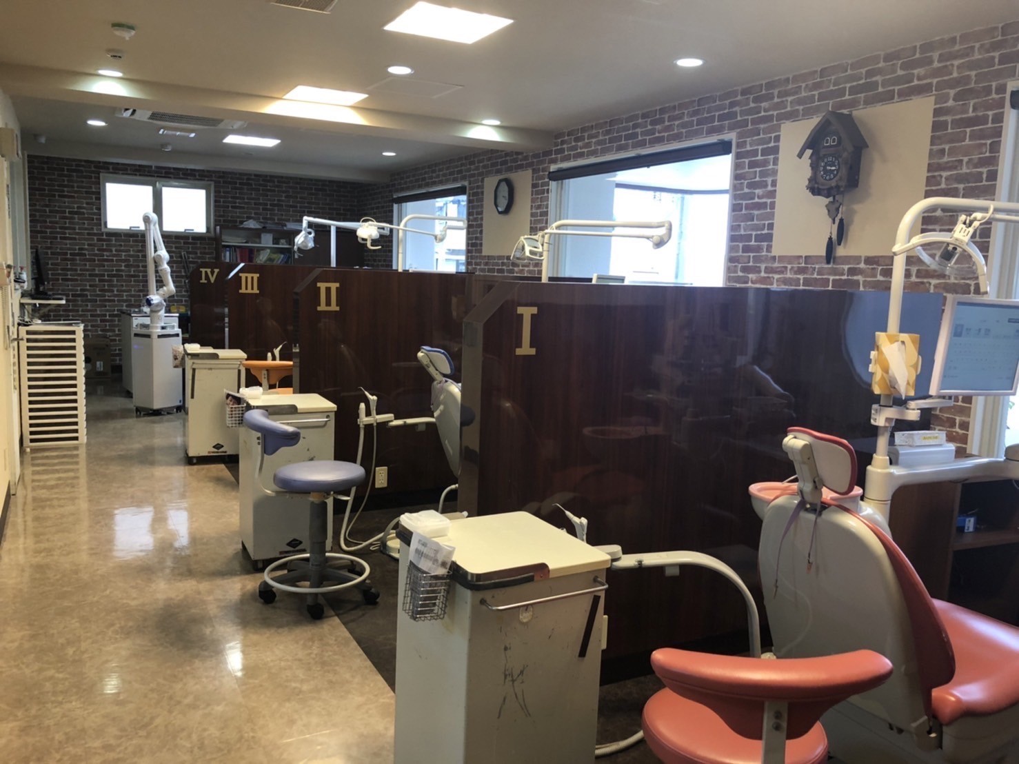 ①クリニック外観　②受付　③診療室