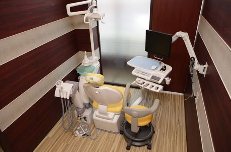 ①クリニック外観　②受付　③診療室