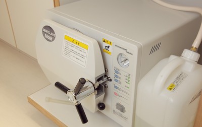 オートクレーブという治療器具の滅菌機を活用しています